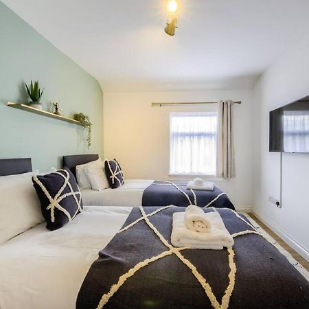 Low Rate For A 4-Bedroom House In Coventry With Free Unlimited Wi-Fi 2 Car Parking 53 Qmc Екстериор снимка