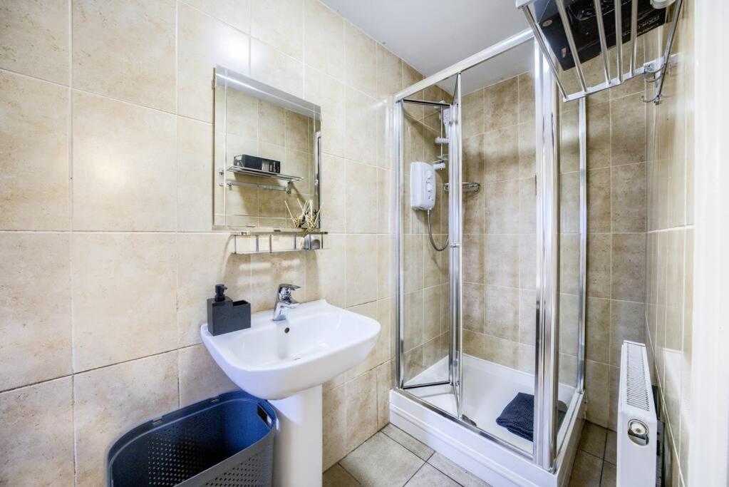 Low Rate For A 4-Bedroom House In Coventry With Free Unlimited Wi-Fi 2 Car Parking 53 Qmc Екстериор снимка