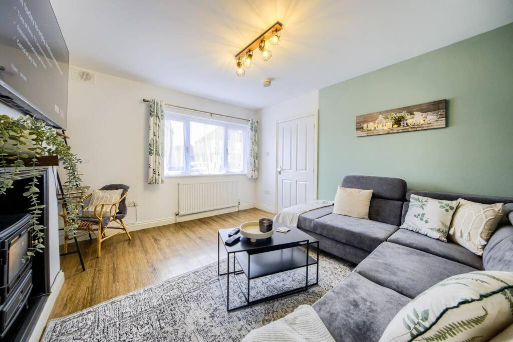 Low Rate For A 4-Bedroom House In Coventry With Free Unlimited Wi-Fi 2 Car Parking 53 Qmc Екстериор снимка