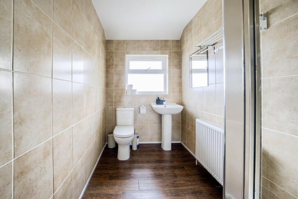 Low Rate For A 4-Bedroom House In Coventry With Free Unlimited Wi-Fi 2 Car Parking 53 Qmc Екстериор снимка
